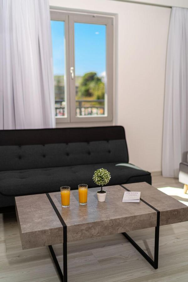 White&Gray Apartment Ретимно Экстерьер фото